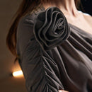 Anewsta Blusa de chiffon elegante y suave con hombros descubiertos, flores y pliegues en 3D para mujeres
