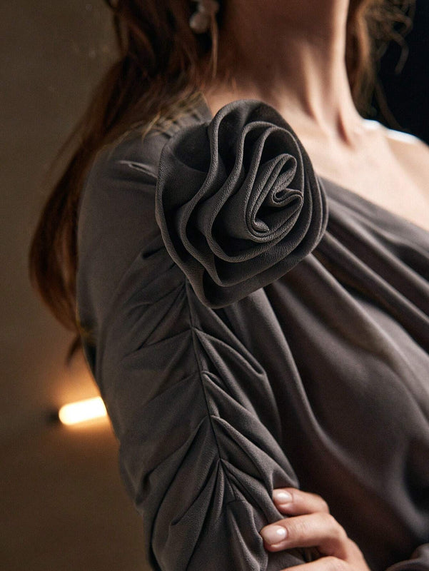 Anewsta Blusa de chiffon elegante y suave con hombros descubiertos, flores y pliegues en 3D para mujeres