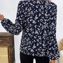Camisa oscura de manga larga con estampado floral delicado para mujer