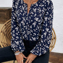 Camisa oscura de manga larga con estampado floral delicado para mujer