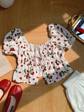 Camisa de mujer de manga corta con estampado de cerezas, cuello de corazon y corbata