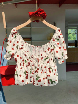 Camisa de mujer de manga corta con estampado de cerezas, cuello de corazon y corbata