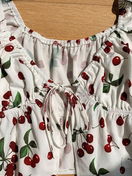 Camisa de mujer de manga corta con estampado de cerezas, cuello de corazon y corbata