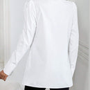 Camisa blanca elegante y sencilla de moda para mujer con escote en V y cuello ajustado con volantes