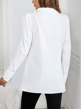 Camisa blanca elegante y sencilla de moda para mujer con escote en V y cuello ajustado con volantes
