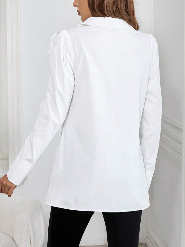 Camisa blanca elegante y sencilla de moda para mujer con escote en V y cuello ajustado con volantes