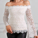 Blusa blanca con mangas acampanadas y hombros descubiertos de encaje