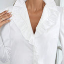 Camisa blanca elegante y sencilla de moda para mujer con escote en V y cuello ajustado con volantes