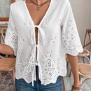 Blusa con bordado de ojales y lazo al frente