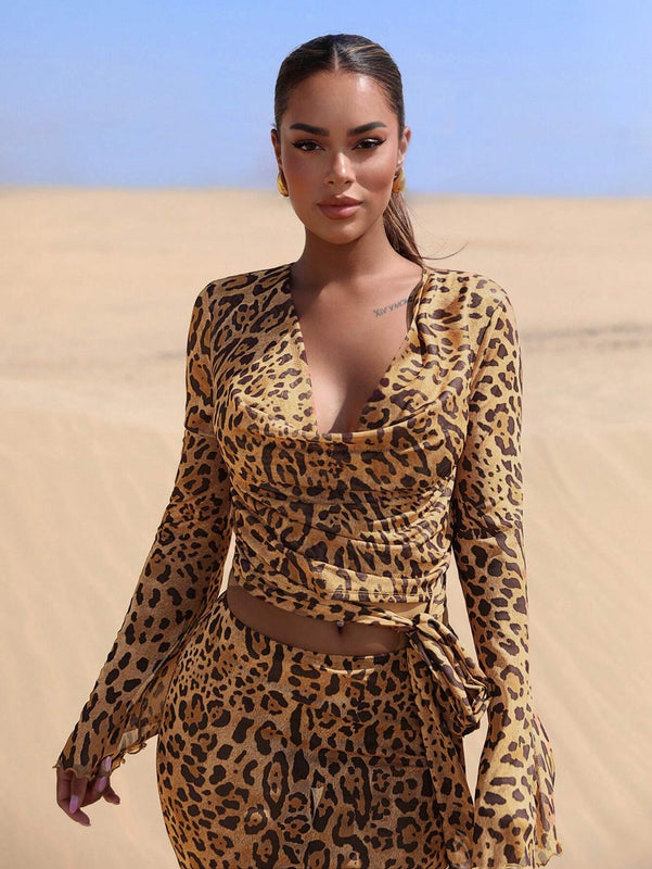Blusa de malla traslucida con estampado de leopardo para mujer con cuello drapeado y lazo en la parte delantera