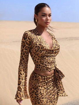 Blusa de malla traslucida con estampado de leopardo para mujer con cuello drapeado y lazo en la parte delantera