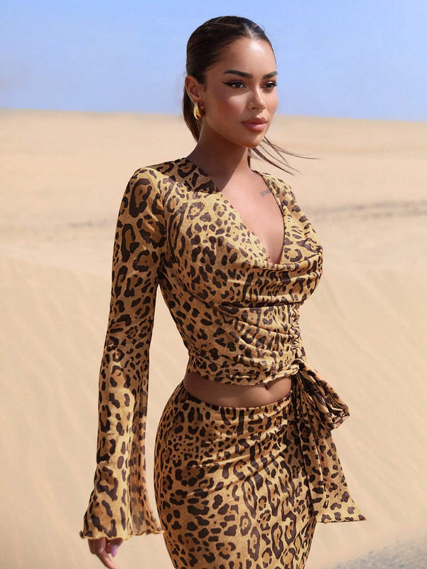 Blusa de malla traslucida con estampado de leopardo para mujer con cuello drapeado y lazo en la parte delantera