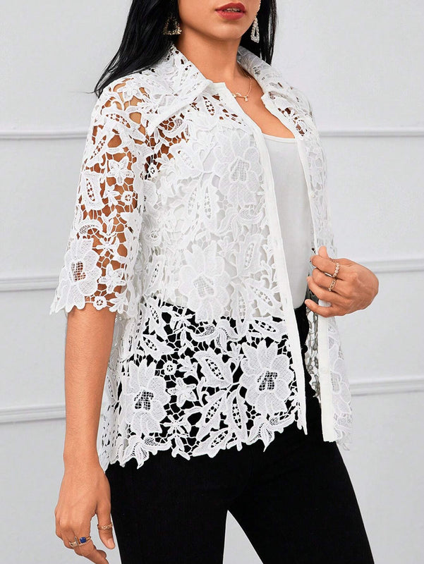 Camisa solida de encaje con botones contrastantes al frente