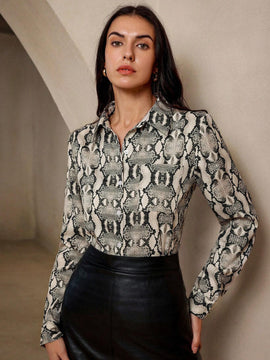 Camisa casual con mangas largas con diseno de serpiente vintage al azar, perfecta para combinar con cualquier outfit