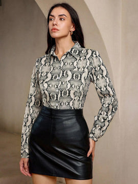 Camisa casual con mangas largas con diseno de serpiente vintage al azar, perfecta para combinar con cualquier outfit