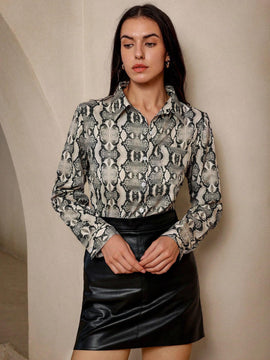 Camisa casual con mangas largas con diseno de serpiente vintage al azar, perfecta para combinar con cualquier outfit