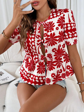 Camisa de manga corta con cuello redondo y dobladillo con volantes y nudo delantero con estampado completo al azar para verano
