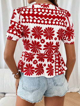 Camisa de manga corta con cuello redondo y dobladillo con volantes y nudo delantero con estampado completo al azar para verano