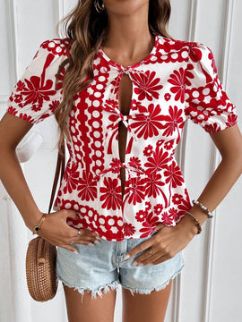 Camisa de manga corta con cuello redondo y dobladillo con volantes y nudo delantero con estampado completo al azar para verano