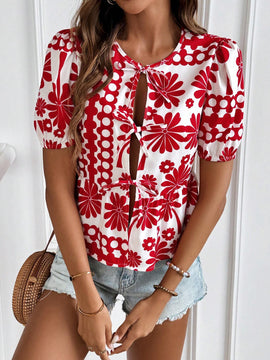 Camisa de manga corta con cuello redondo y dobladillo con volantes y nudo delantero con estampado completo al azar para verano