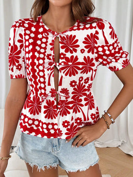 Camisa de manga corta con cuello redondo y dobladillo con volantes y nudo delantero con estampado completo al azar para verano