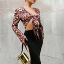 Blusa corta con estampado de leopardo y nudo delantero