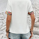 Camisa blanca de mujer con cuello en V, mangas con punos y empalme de encaje
