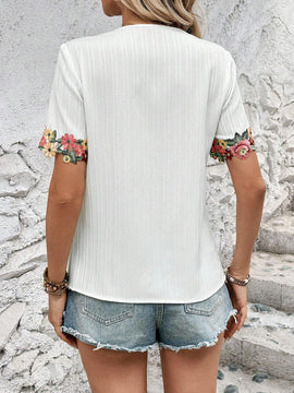 Camisa blanca de mujer con cuello en V, mangas con punos y empalme de encaje