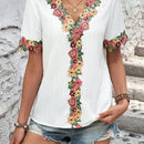 Camisa blanca de mujer con cuello en V, mangas con punos y empalme de encaje