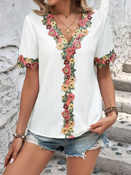 Camisa blanca de mujer con cuello en V, mangas con punos y empalme de encaje