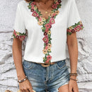 Camisa blanca de mujer con cuello en V, mangas con punos y empalme de encaje
