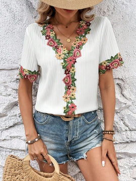 Camisa blanca de mujer con cuello en V, mangas con punos y empalme de encaje