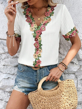 Camisa blanca de mujer con cuello en V, mangas con punos y empalme de encaje