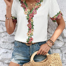 Camisa blanca de mujer con cuello en V, mangas con punos y empalme de encaje