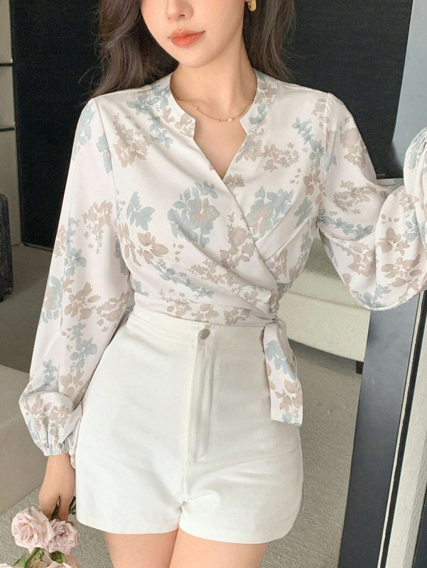 DAZY Blusa de mujer con estampado floral, mangas largas, cintura con lazo de atar y estilo envolvente
