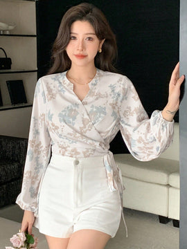 DAZY Blusa de mujer con estampado floral, mangas largas, cintura con lazo de atar y estilo envolvente