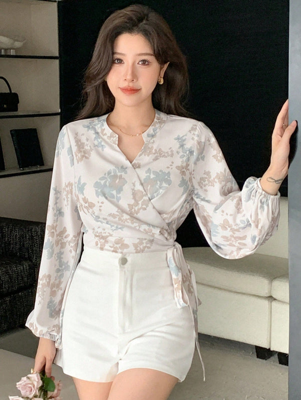 DAZY Blusa de mujer con estampado floral, mangas largas, cintura con lazo de atar y estilo envolvente