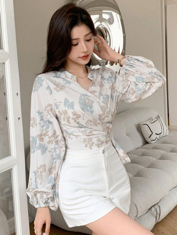 DAZY Blusa de mujer con estampado floral, mangas largas, cintura con lazo de atar y estilo envolvente