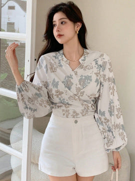 DAZY Blusa de mujer con estampado floral, mangas largas, cintura con lazo de atar y estilo envolvente