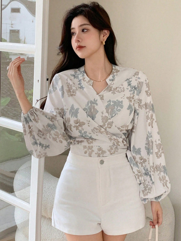 DAZY Blusa de mujer con estampado floral, mangas largas, cintura con lazo de atar y estilo envolvente