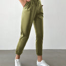 Pantalones largos de tela metalica con nudo frontal para mujer