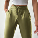 Pantalones largos de tela metalica con nudo frontal para mujer
