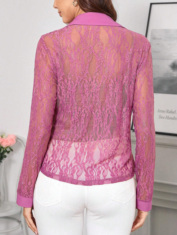 Camisa de encaje completo transparente de manga larga para mujer con frente abierto elegante y de moda en color morado profundo, perfecta para fiestas y citas
