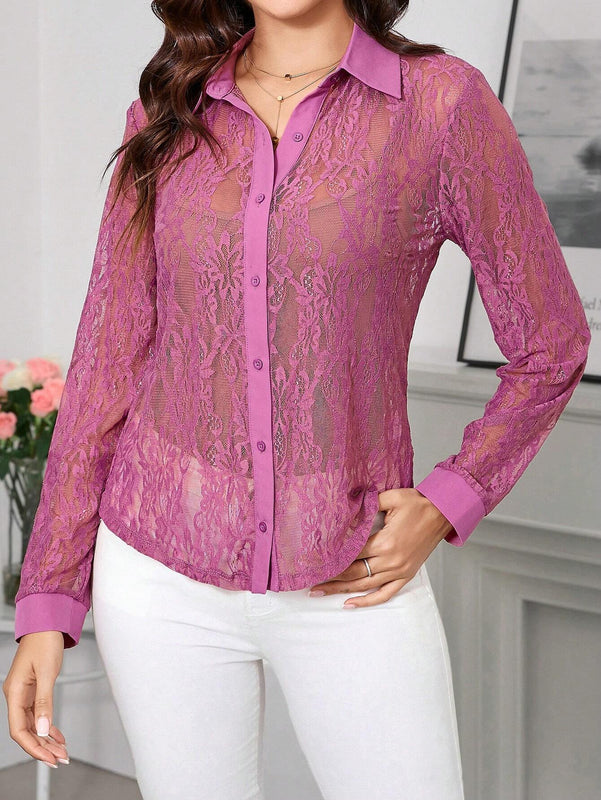 Camisa de encaje completo transparente de manga larga para mujer con frente abierto elegante y de moda en color morado profundo, perfecta para fiestas y citas