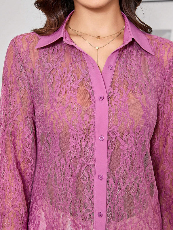 Camisa de encaje completo transparente de manga larga para mujer con frente abierto elegante y de moda en color morado profundo, perfecta para fiestas y citas