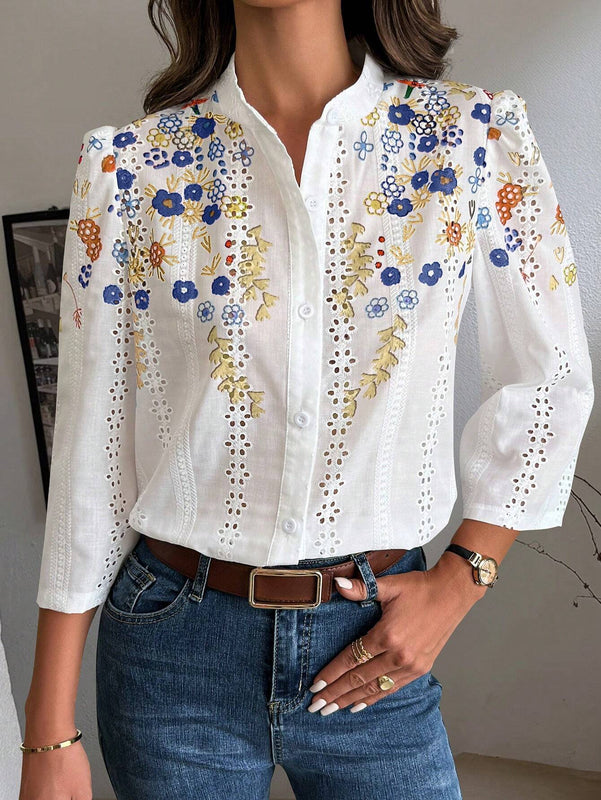 Camisa floral bordada con botones en la parte delantera