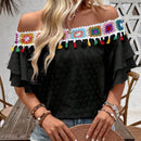 Blusa de hombros descubiertos con borlas en el borde