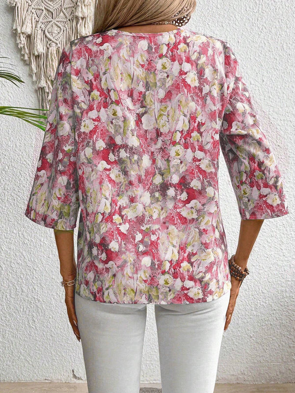 Blusa de mujer con mangas 3/4 de estampado floral completo y remiendo de flor con cuello en V