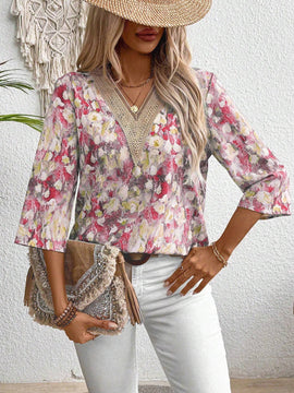 Blusa de mujer con mangas 3/4 de estampado floral completo y remiendo de flor con cuello en V