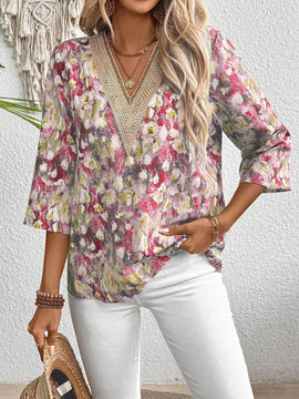Blusa de mujer con mangas 3/4 de estampado floral completo y remiendo de flor con cuello en V